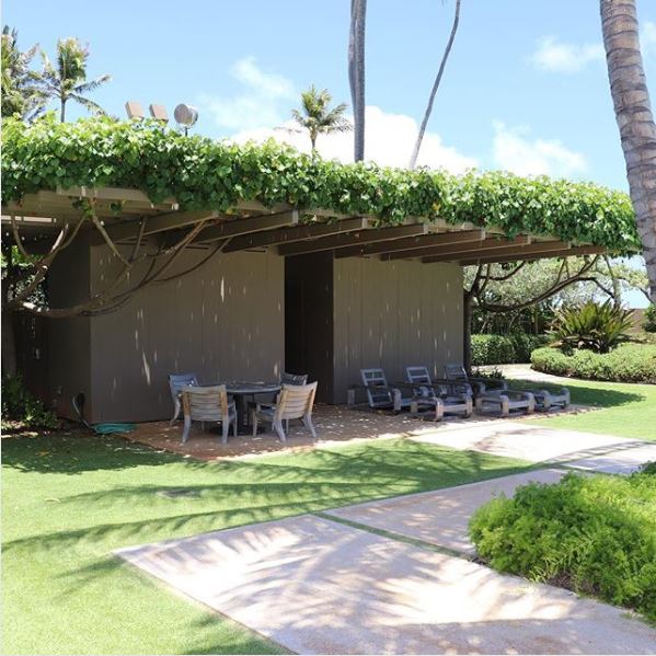 image of patio area next to lawn maintained by Pacific Outdoor Living